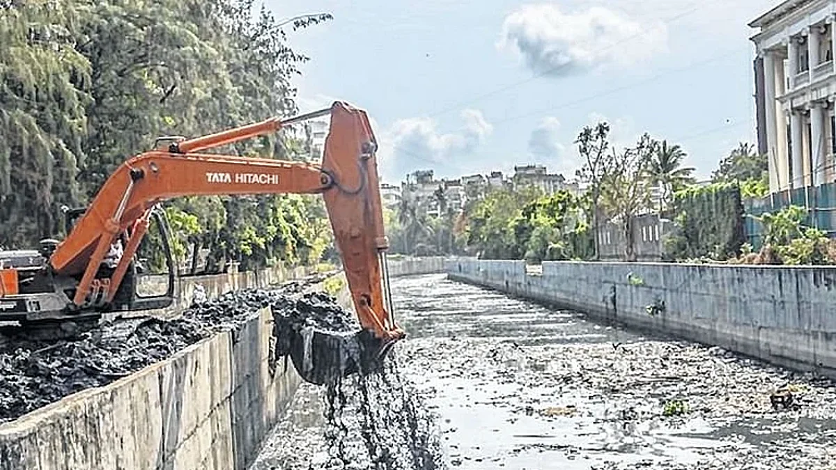 शिवसेनेला नाल्यातील गाळाच्या घोटाळ्यात अडकवण्याची रणनीती