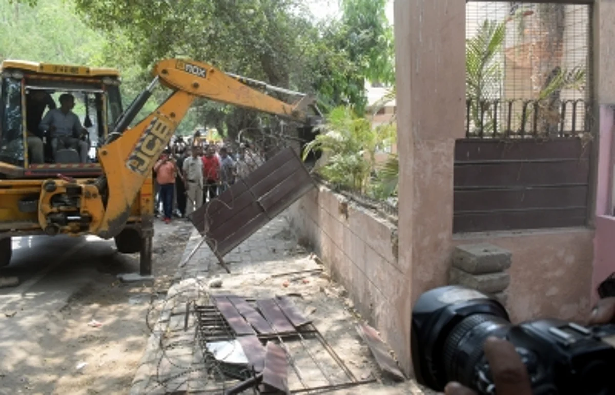 Janakpuri and Dwarka in Delhi have launched an anti-encroachment campaign