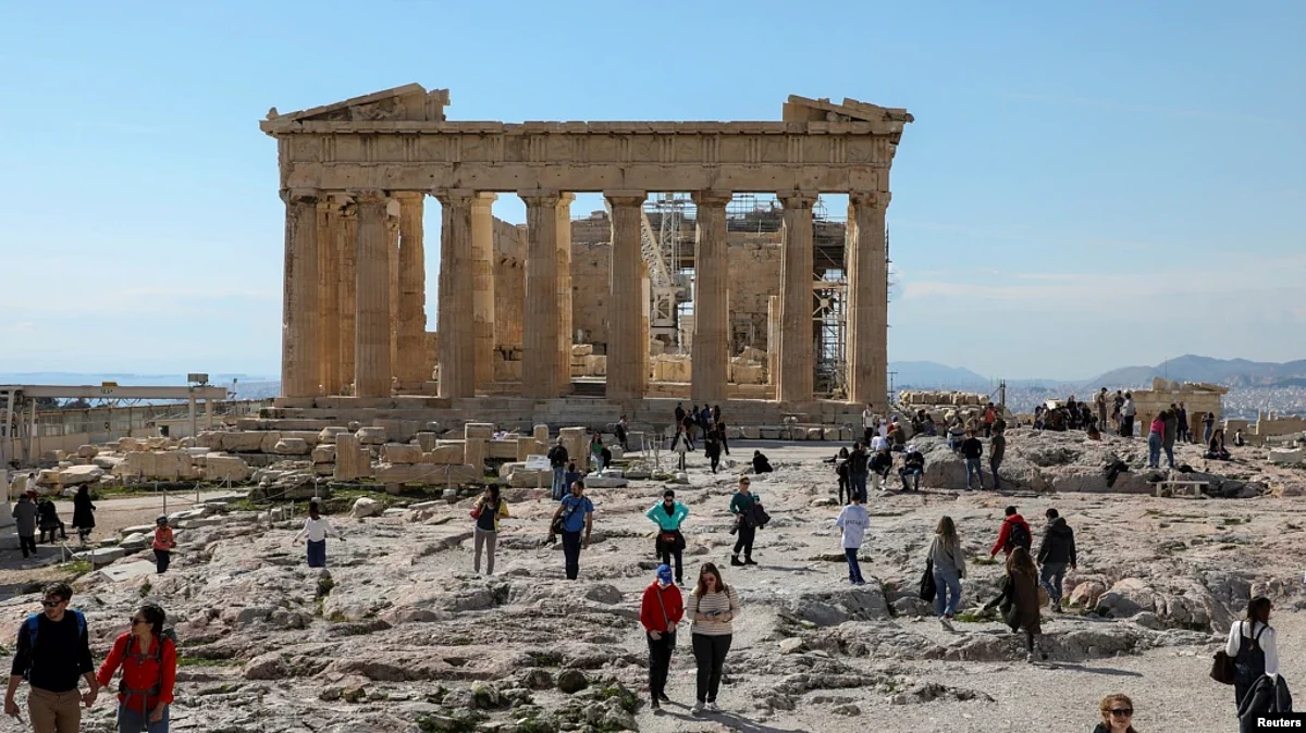 Tourists rejoice as Italy & Greece relax COVID restrictions