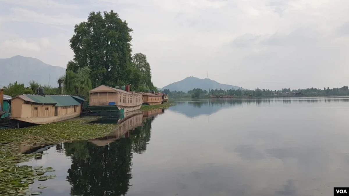 Heritage Houseboats Struggle to Stay Afloat in Kashmir