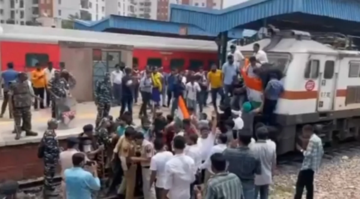 Over 500 trains have been cancelled due to the Agnipath protest