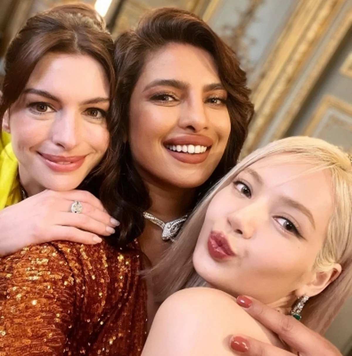 Priyanka Chopra Jonas bonding with Anne Hathaway & Blackpink's Lisa