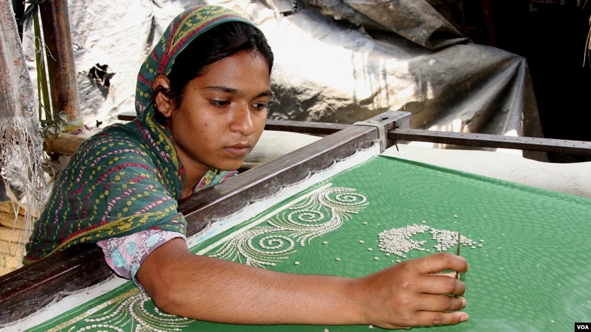 FILE - Naseema Akhtar does embroidery work at home in a village in West Bengal. During the first COVID-19 lockdown in 2020 she dropped out of school because her parents couldn't buy her a smartphone for online classes and became an embroidery worker. (Shaikh Azizur Rahman/VOA)