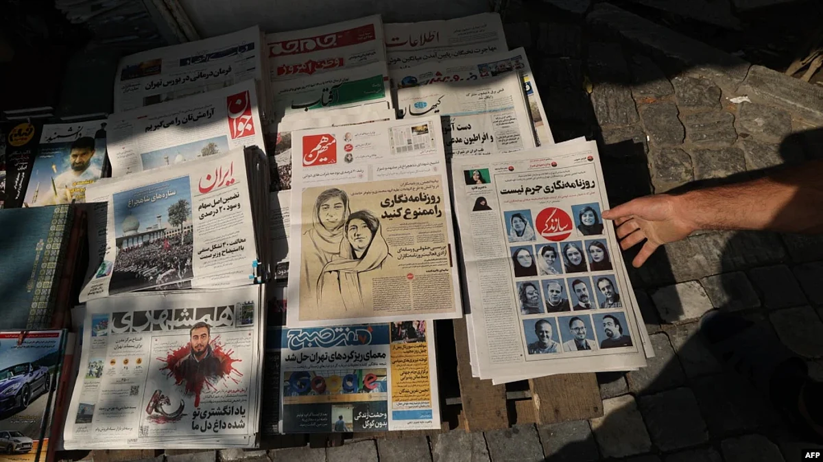 A kiosque in Tehran, Oct. 30, 2022, displays copies of the Hammihan newspaper, featuring on its cover a headline mentioning the statement by the Tehran journalists' association, criticizing the detention by authorities of two journalists.