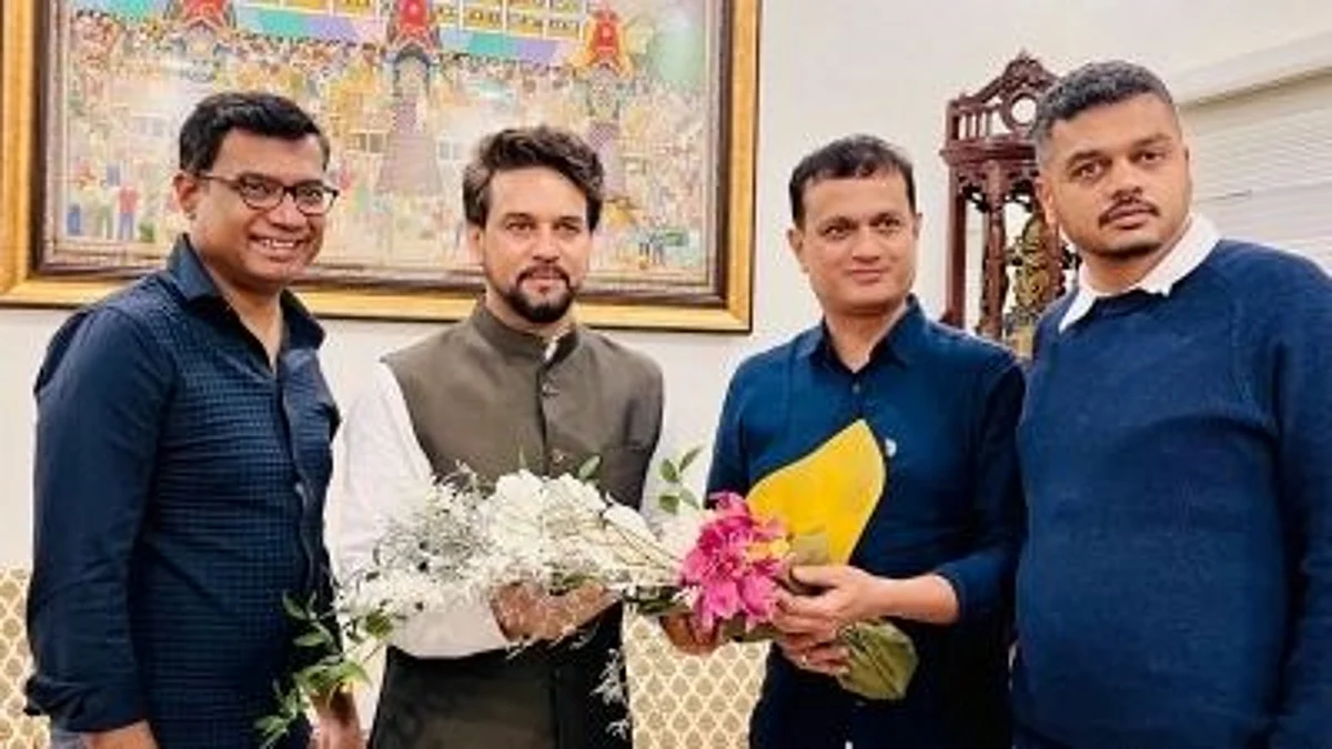 Taking to social media, Anurag Thakur shared a picture of his meeting with the team of 'Kantara'.