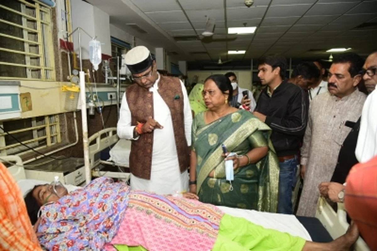 As per the official information, at least four-five people have been admitted to Hamidia hospital due to the leakage of chlorine gas in Bhopal.
