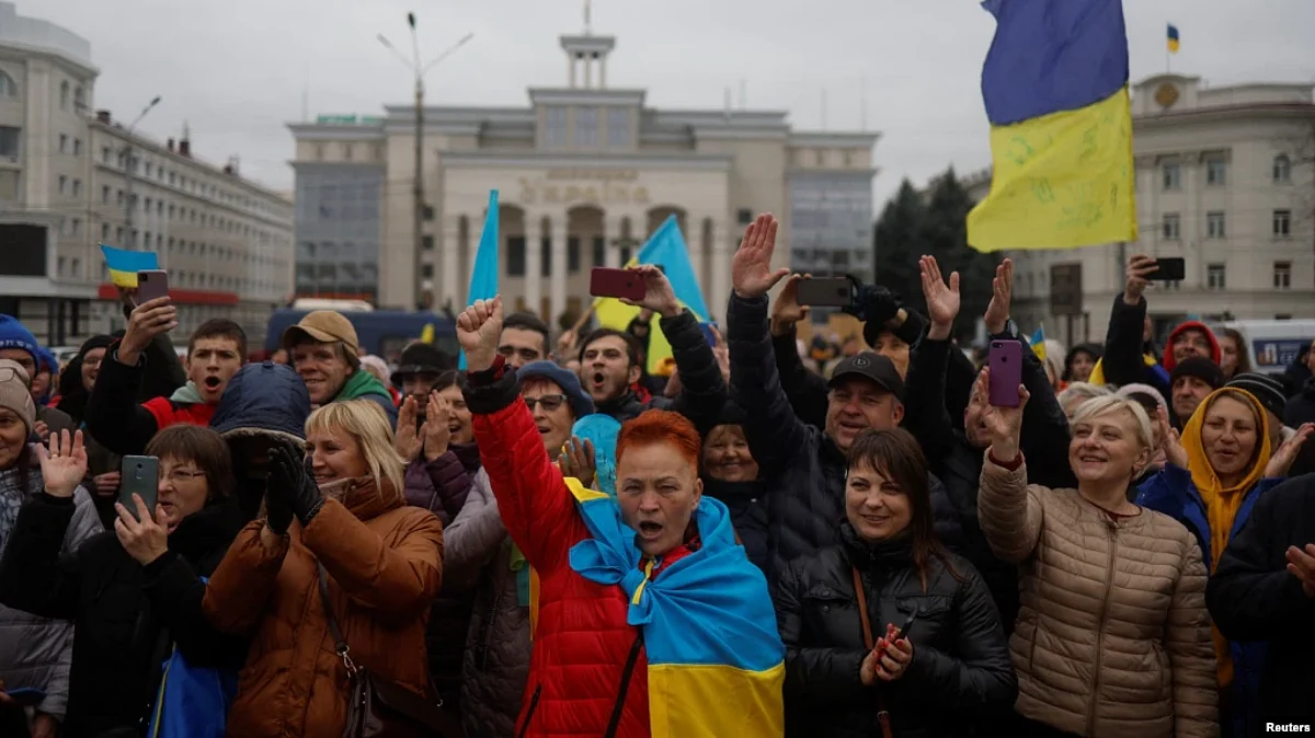 Local residents take to the streets to celebrate Russia's retreat from Kherson on November 13.