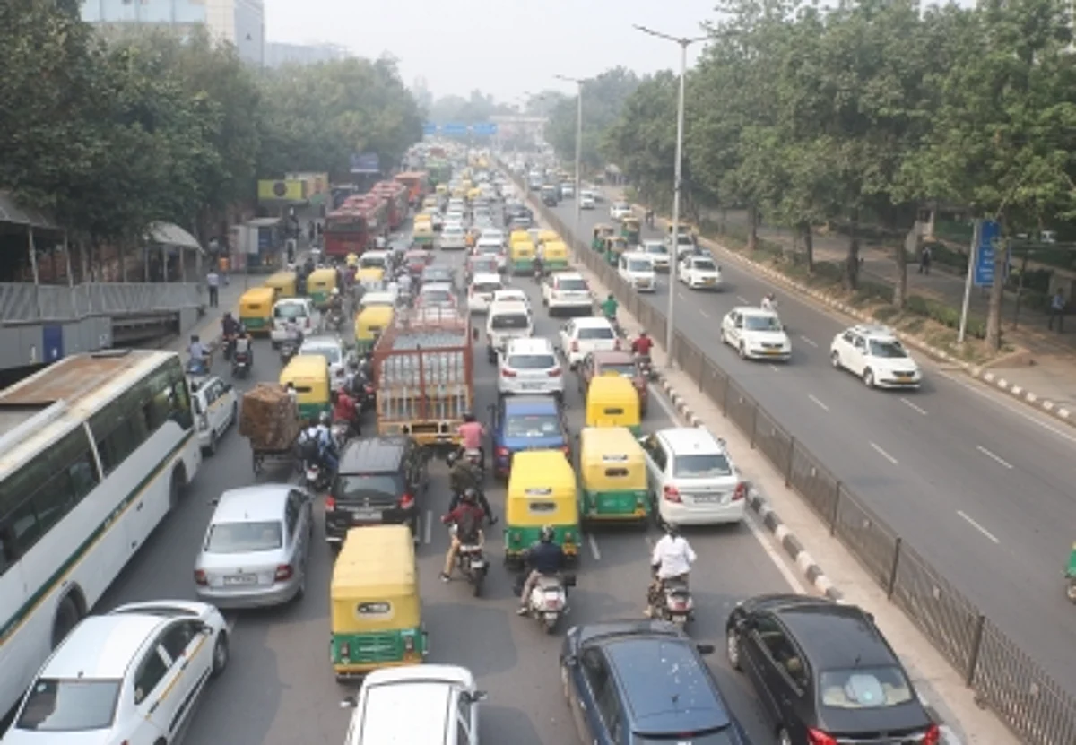 Traffic Police Issues Over 5,800 Vehicles Challans for Violating GRAP Stage 3