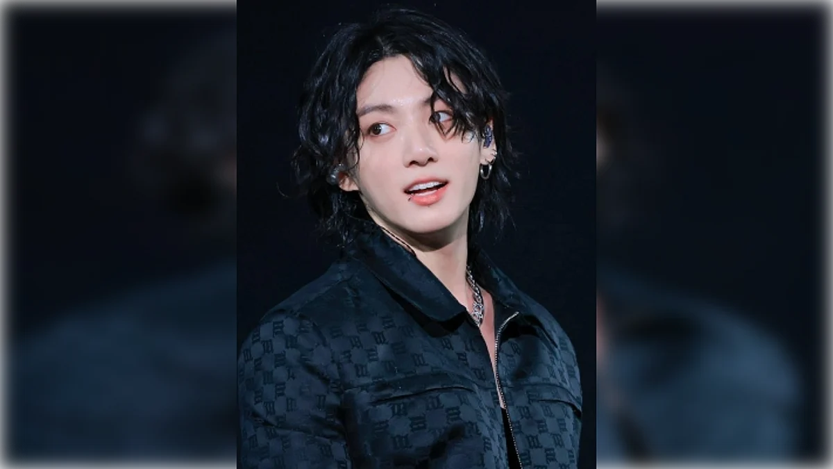 Jungkook performed 'Dreamers' at Albaite Stadium in Alcor, Qatar. Kicking off the performance solo, he was joined onstage by Qatari singer Fahad Al Kubaisi halfway through the song.
