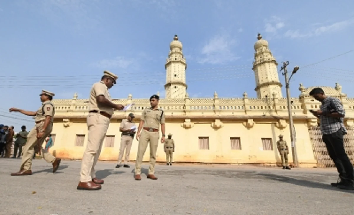 The Bajrang Dal activists have given proof of the Mysore Gazetteer, Hindu architecture in mosque, inscription of Hindu idols, the sacred water body and references of British officers to the court.