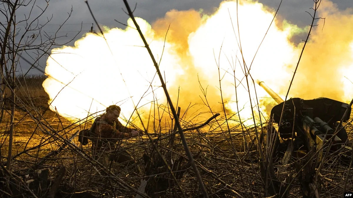 A Ukrainian serviceman reacts as he fires towards Russian positions on the outskirts of Bakhmut, eastern Ukraine, Dec. 30, 2022. (AFP)