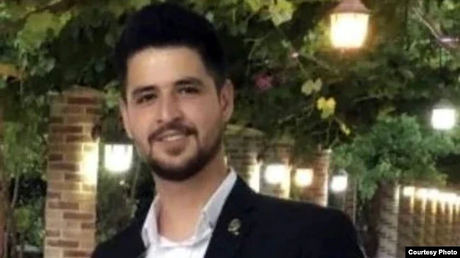 <div class="paragraphs"><p>Mohammad Ghobadloo (RFA)</p></div>