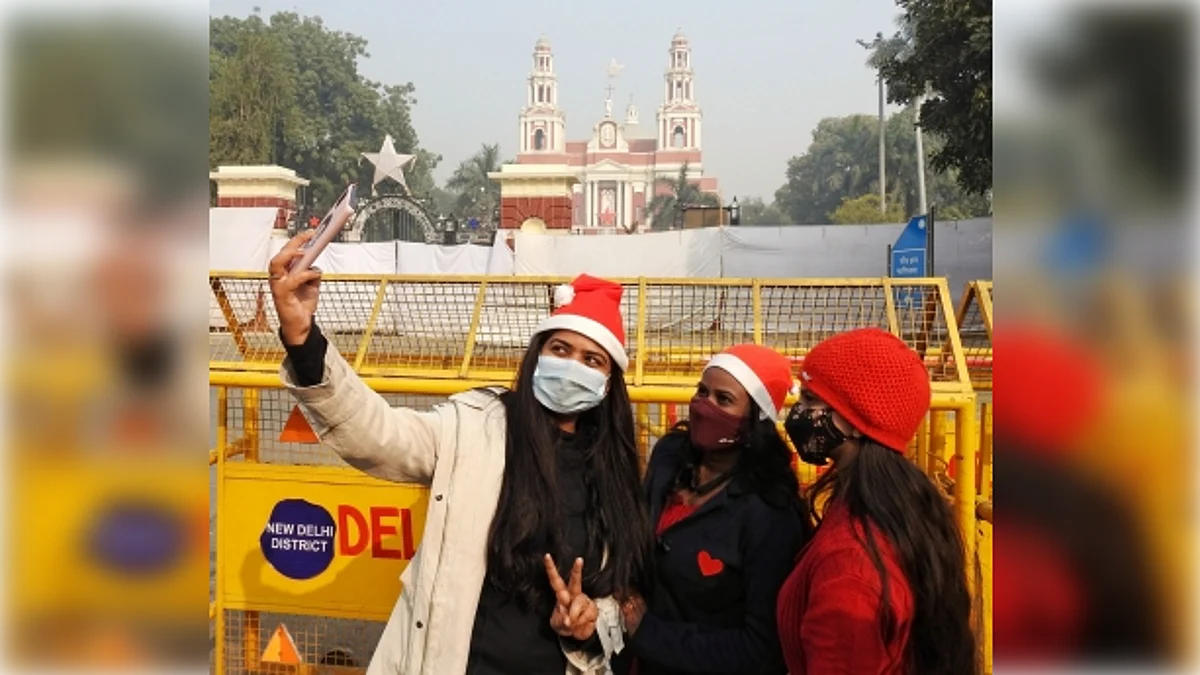 A huge crowd was witnessed across several places including INA Market, Saket malls, Lajpat Nagar, Sarojni Nagar, Khan Market, Connaught Place, and other areas. (File Photo-IANS)