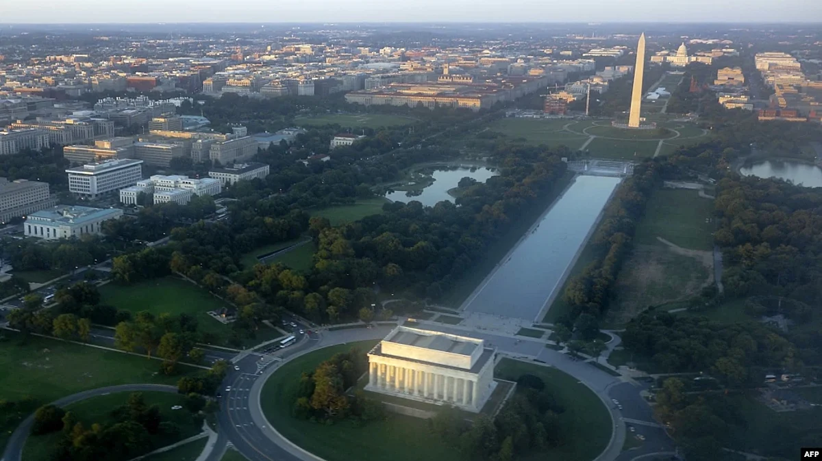 The skyline of Washington, DC, including the Lincoln Memorial, Washington Monument, US Capitol and National Mall, is seen from the air at sunset in this photograph taken on June 15, 2014. (VOA)