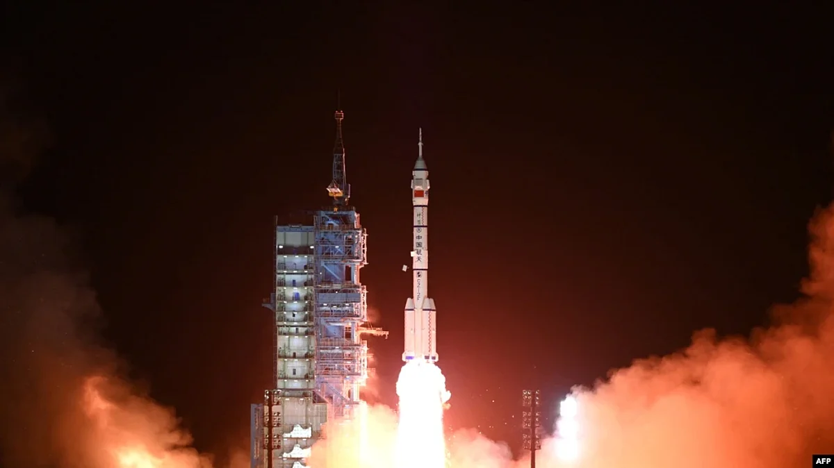 A Long March-2F carrier rocket, carrying the Shenzhou-15 spacecraft with three astronauts to China's Tiangong space station, lifts off from the Jiuquan Satellite Launch Center in Northwest China's Gansu Province late on Nov. 29, 2022. (AFP)