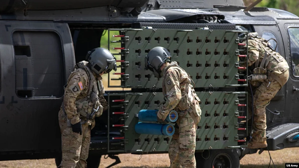 FILE - US Army soldiers conduct Volcano system training using a UH-60 Blackhawk at Makua Range, Hawaii, June 23, 2020. (US Army/VOA)