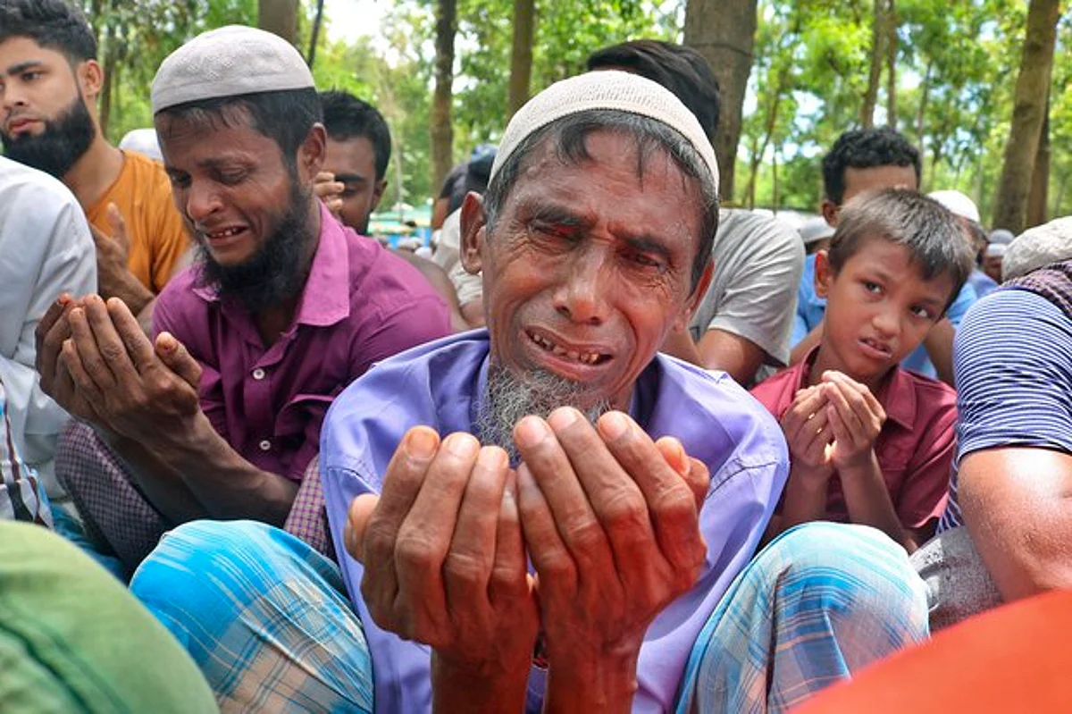 In this Aug. 25, 2022 photo, Rohingya refugees weep as they pray to mark the fifth anniversary of their exodus from Myanmar to Bangladesh at Kutupalong Rohingya refugee camp, Cox's Bazar, Bangladesh. (RFA)