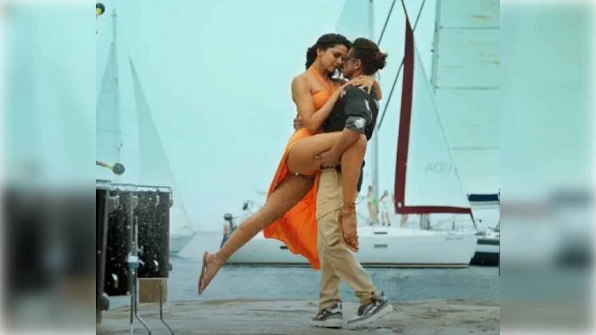 Shah Rukh Khan and Deepika from a still in the song 'Besharam Rang' from 'Pathaan' (IANS)