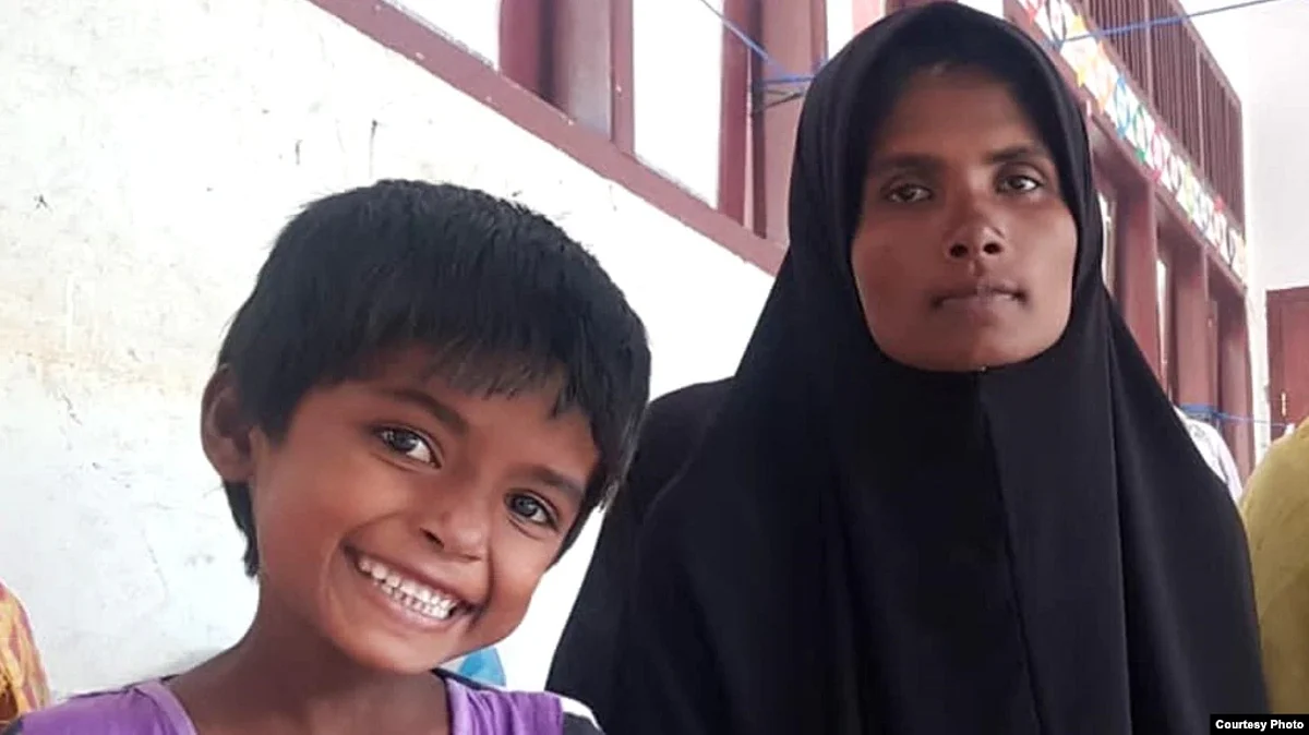 Rohingya refugee Hatemon Nesa, 27, and her daughter Umme Salima, 5, after being rescued in Aceh, Indonesia on Dec. 26, 2022. (VOA)