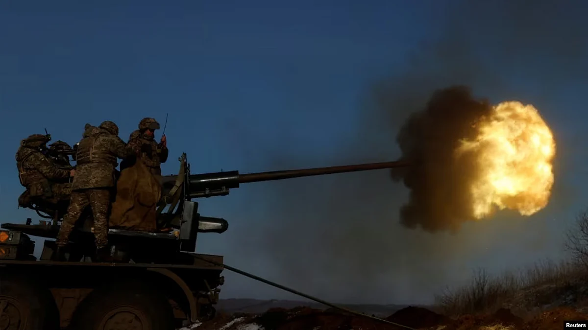 Ukrainian members of the military fire an anti-aircraft weapon, as Russia's attack on Ukraine continues, in the frontline city of Bakhmut, Ukraine, Jan. 10, 2023. (VOA)