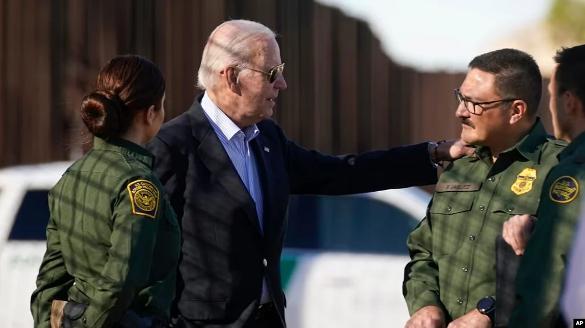 FILE - President Joe Biden talks with U.S. Border Patrol agents as they stand along a stretch of the U.S.-Mexico border in El Paso Texas, Jan. 8, 2023. (AP)