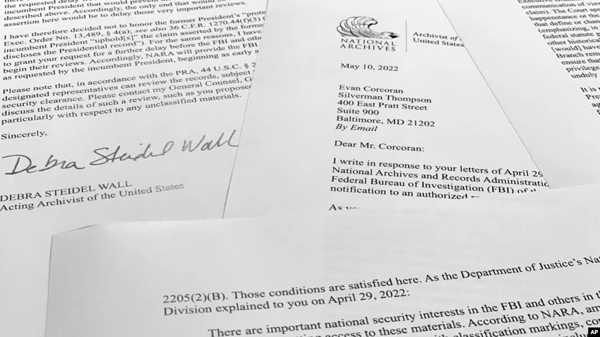 FILE - A letter from acting archivist of the United States Debra Steidel Wall to former President Donald Trump's legal team is photographed Aug. 23, 2022. The letter details that the National Archives recovered 100 documents bearing classified markings from Mar-a-Lago. (VOA)