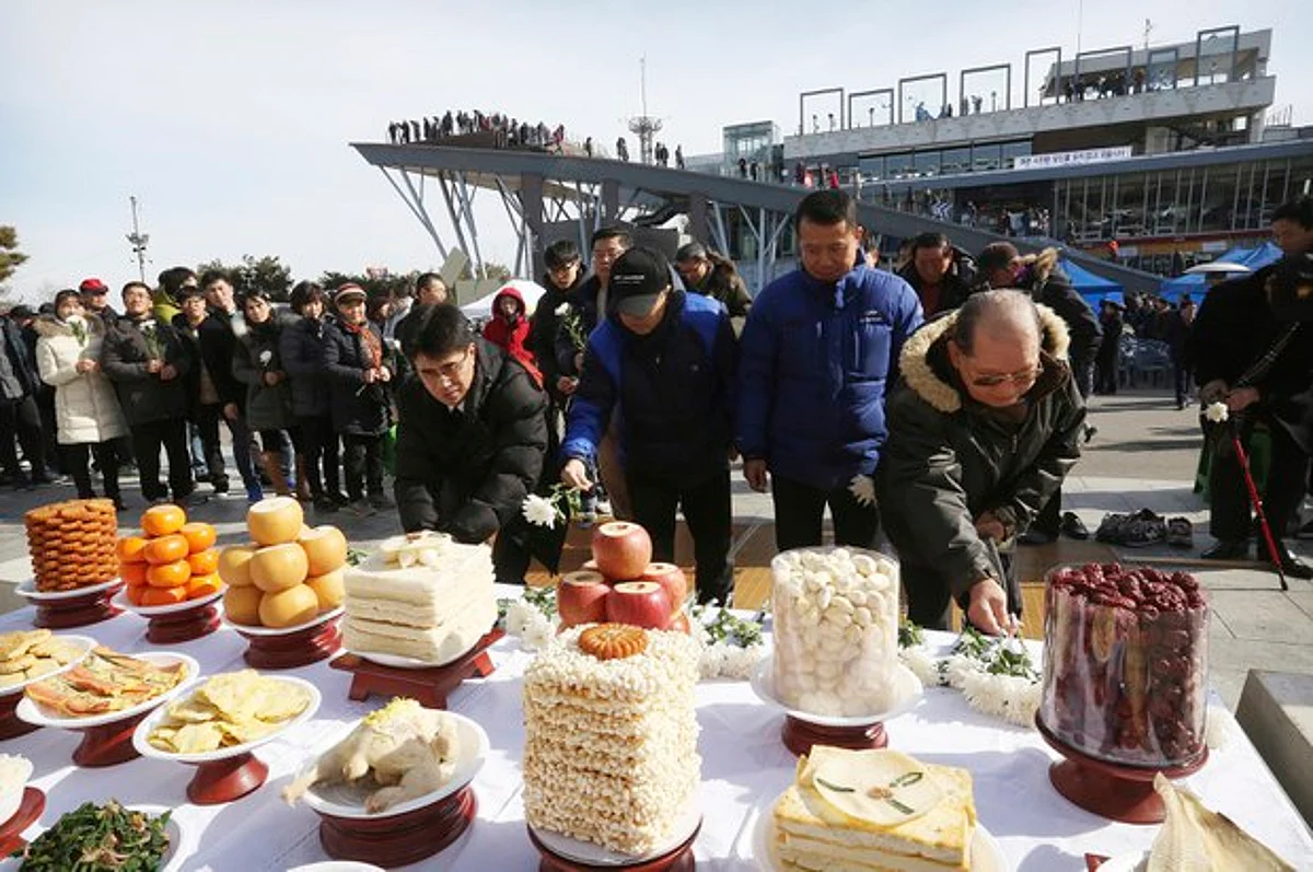 North Korean refugees and their family members place flowers to respect their ancestors in North Korea as they celebrate the Lunar New Year at the Imjingak Pavilion, near the demilitarized zone of Panmunjom, in Paju, South Korea, Jan. 28, 2017. (AP)