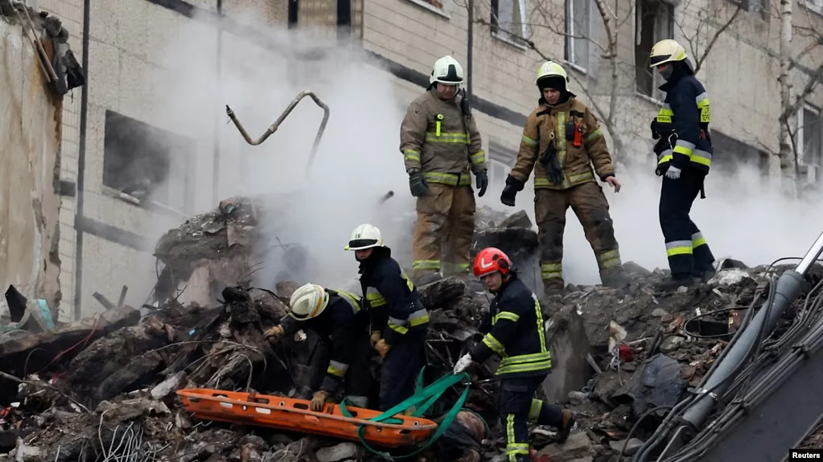 Emergency personnel retrieve a dead body at the site where an apartment block was heavily damaged by a Russian missile strike, amid Russia's attack on Ukraine, in Dnipro, Ukraine, Jan. 15, 2023. (Reuters)