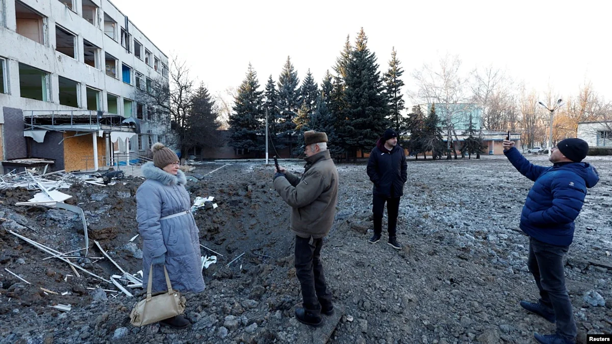People look at the site of a missile strike that occurred during the night, as Russia's attacks on Ukraine continue, in Kramatorsk, Ukraine, Jan. 8, 2023. (Reuters)