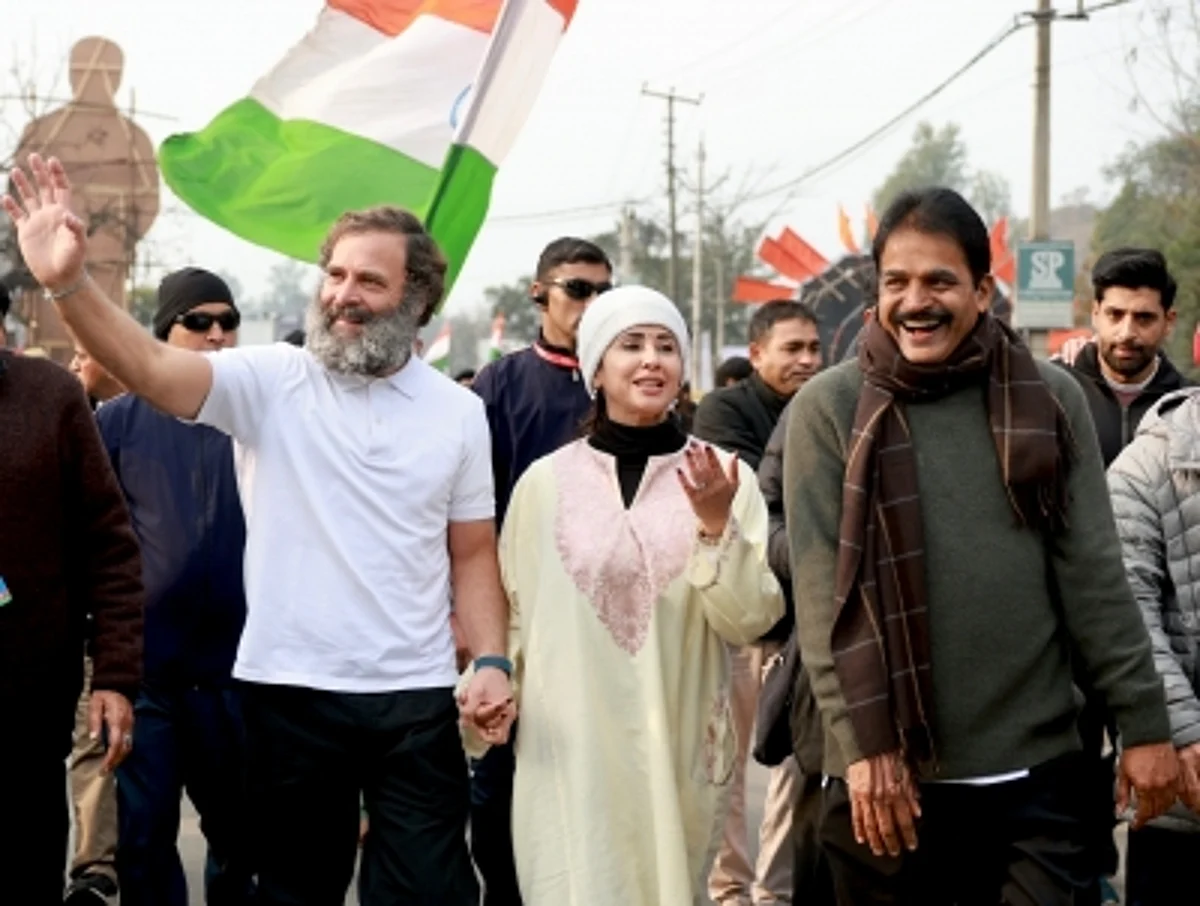 Shiv Sena (UBT) leader and Bollywood belle Urmila Matondkar turned up in a dazzling Kashmiri attire to accord a warm welcome to Congress MP Rahul Gandhi. (IANS)