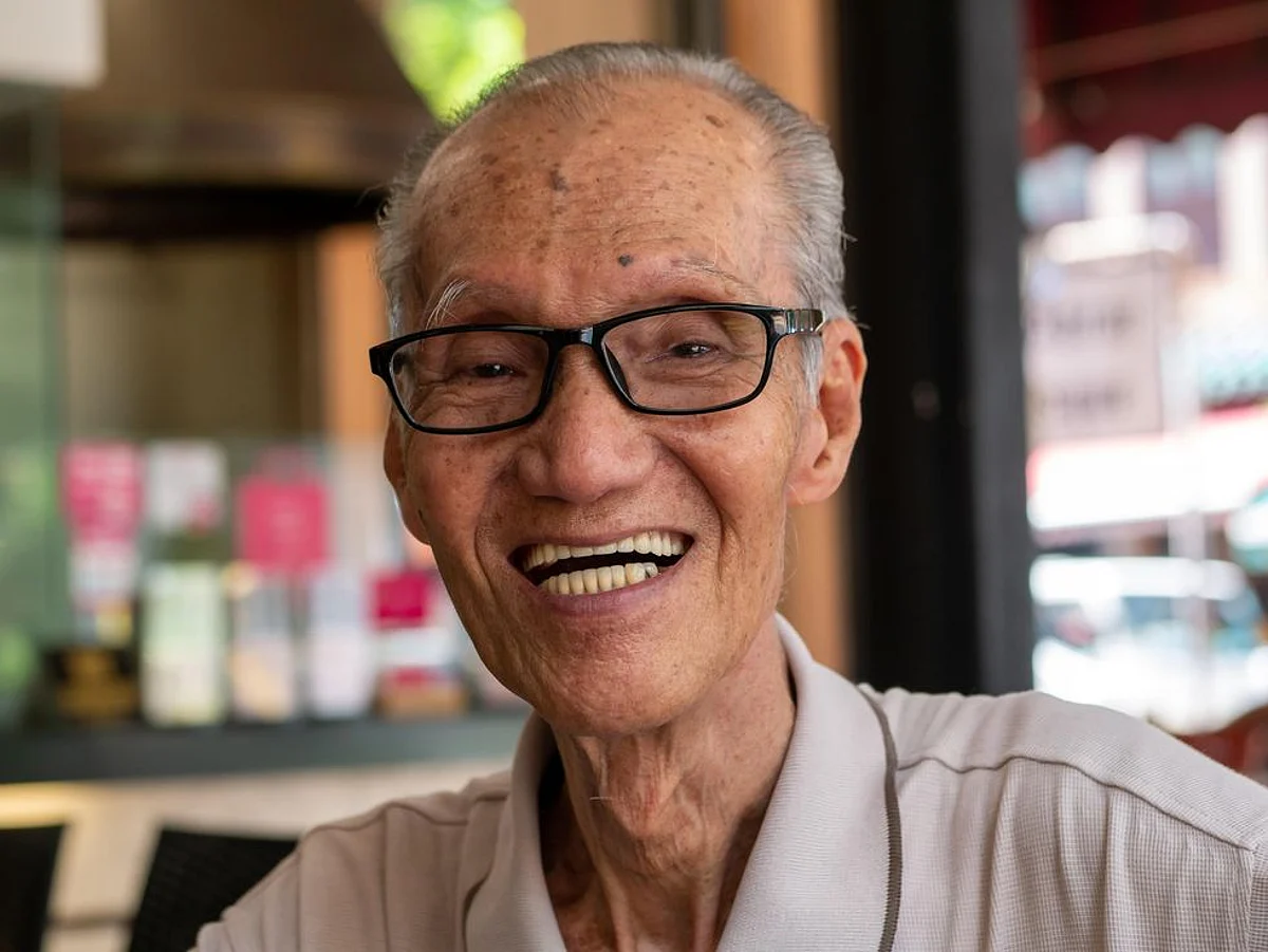 Undying love: wife died 32 years ago, 90-year-old man still stays with her ashes’ urn