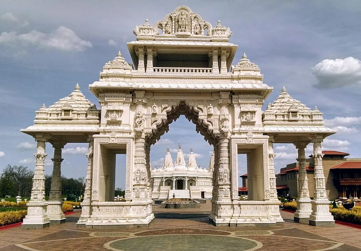 A stunning group of enchanting idols is displayed at the Shree Swaminarayan Mandir. | Unsplash