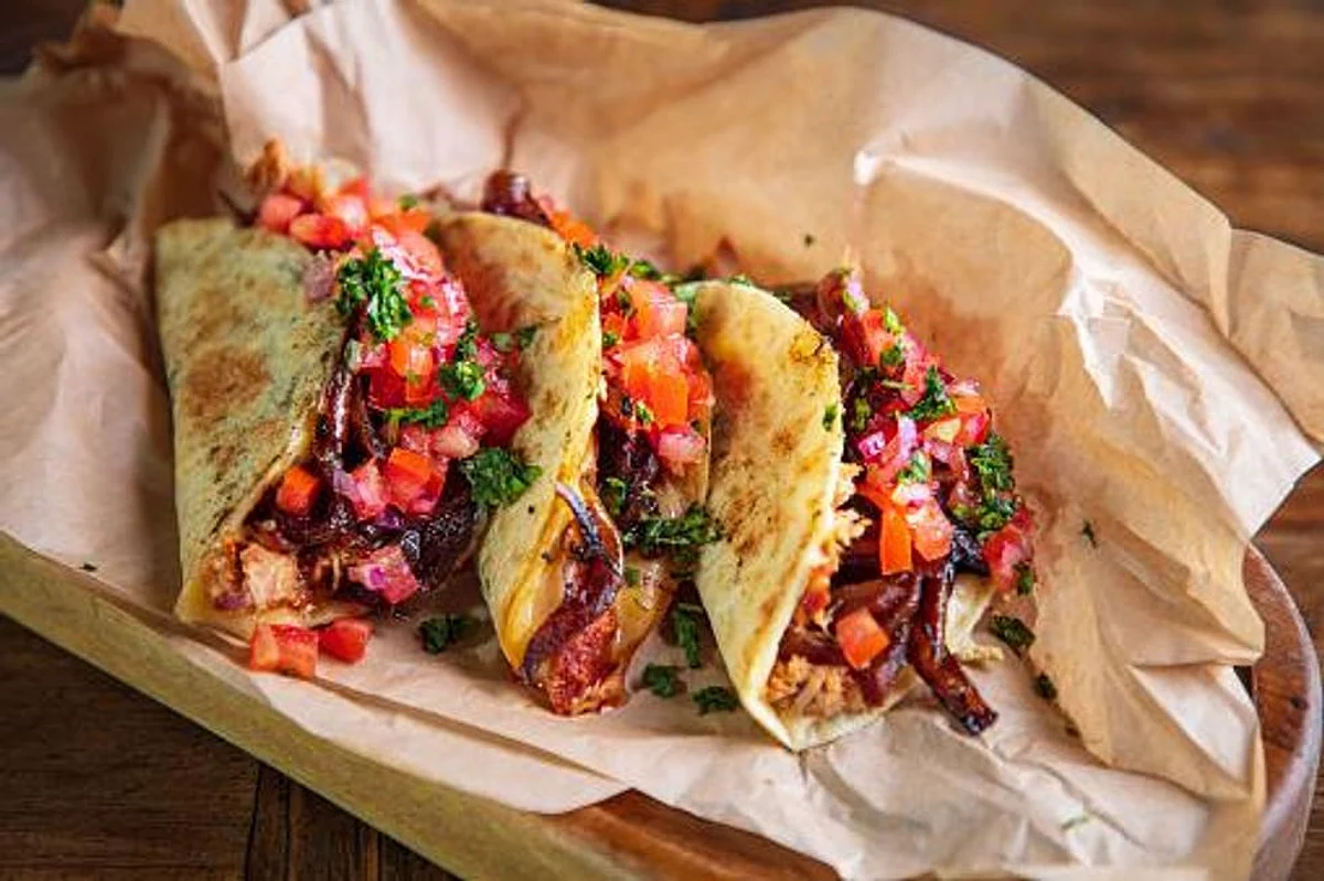 When youâre under a strict diet, it can be hard to eat healthy when you find yourself at Taco Bell.