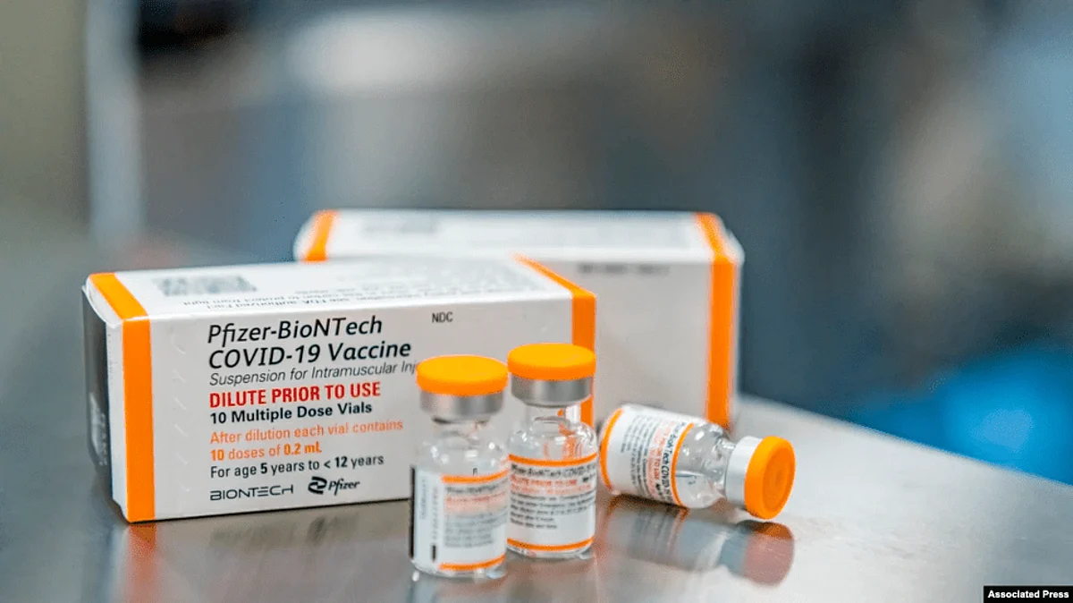 A youth receives the Pfizer-BioNTech Covid-19 coronavirus vaccine at Cu Chi Town Primary School in Ho Chi Minh City on Oct. 27, 2021, as Vietnam began vaccinating adolescents between the ages of 12 to 17. Image credit: VOA