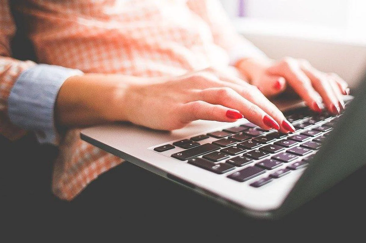 Less movement with e-learning brings both positives and negatives in students' lifestyles.