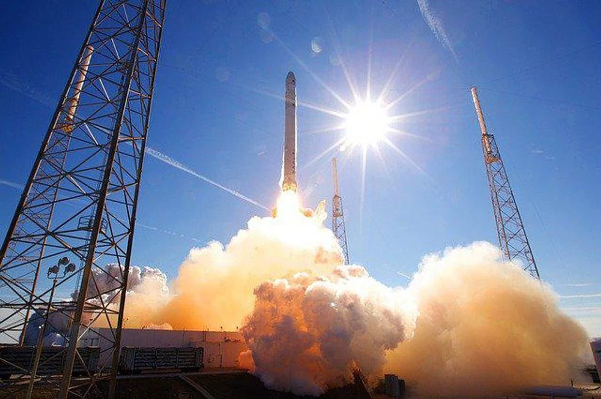 Space X Gets License To Build Lunar Base