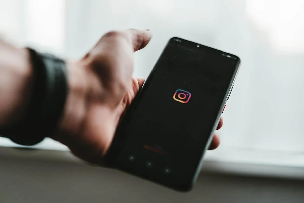 Facebook Launches Watch Together & Chat Themes on Instagram