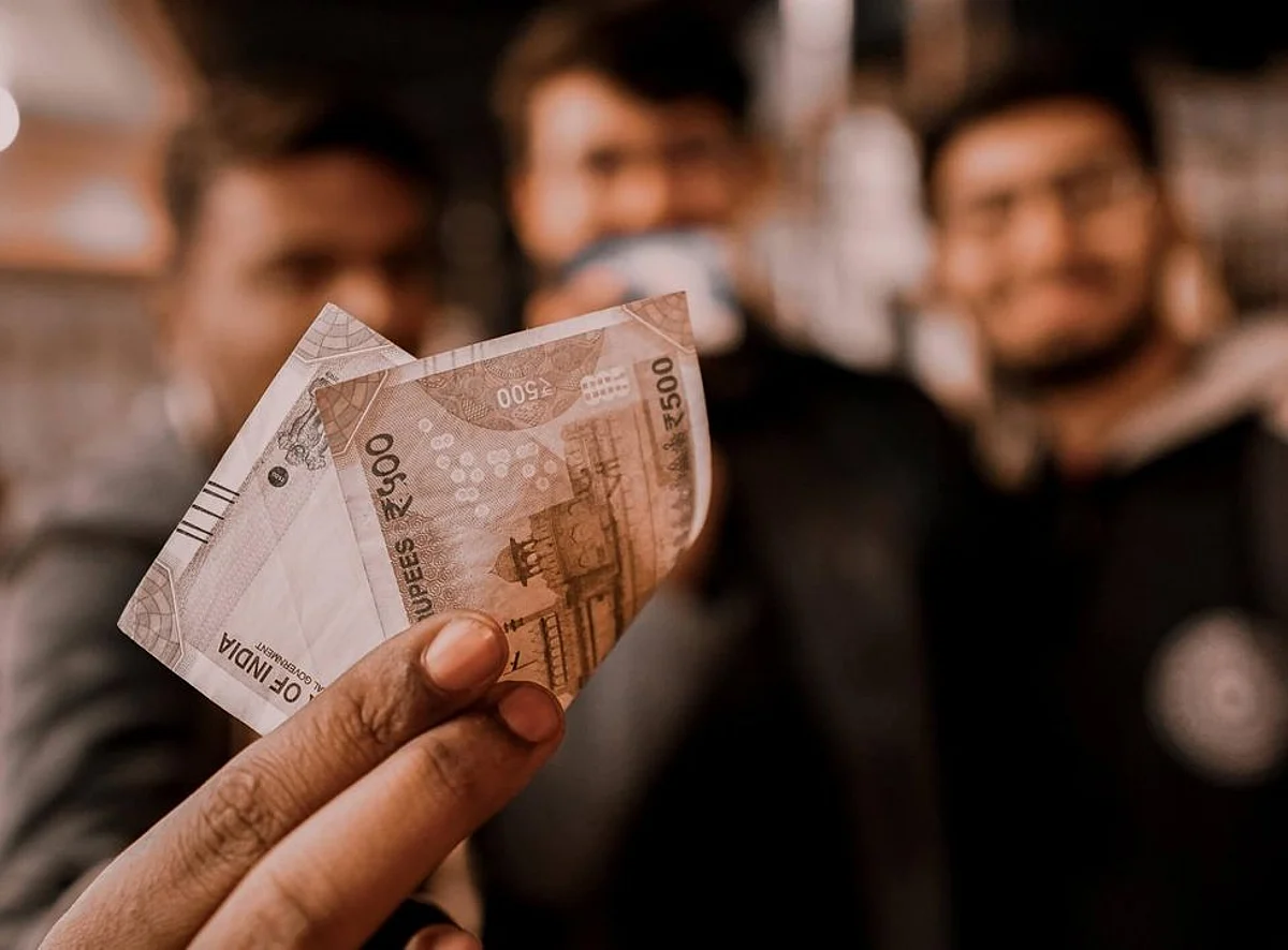 You Shouldn’t Get Paranoid About Covid-19 on Bank Notes, Here’s Why