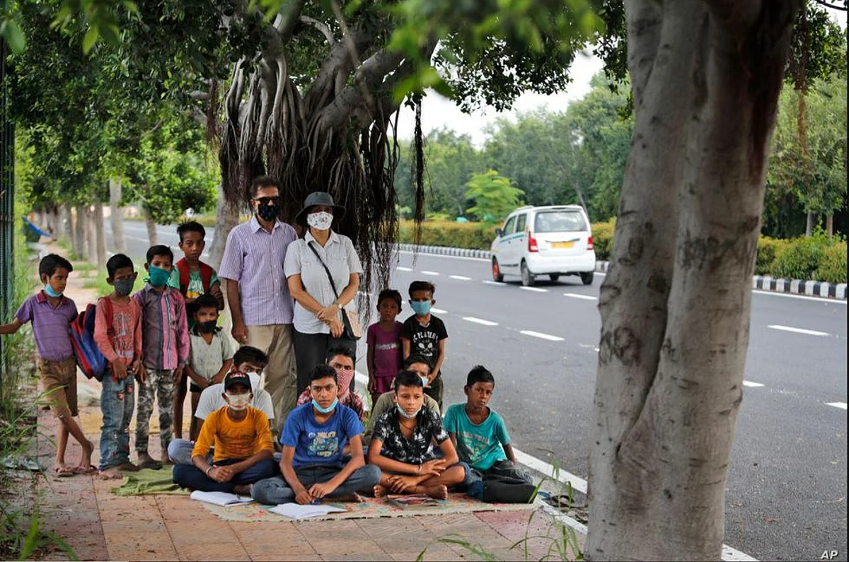 This Indian Couple Run Street-Side Classes For Poor And Needy Children
