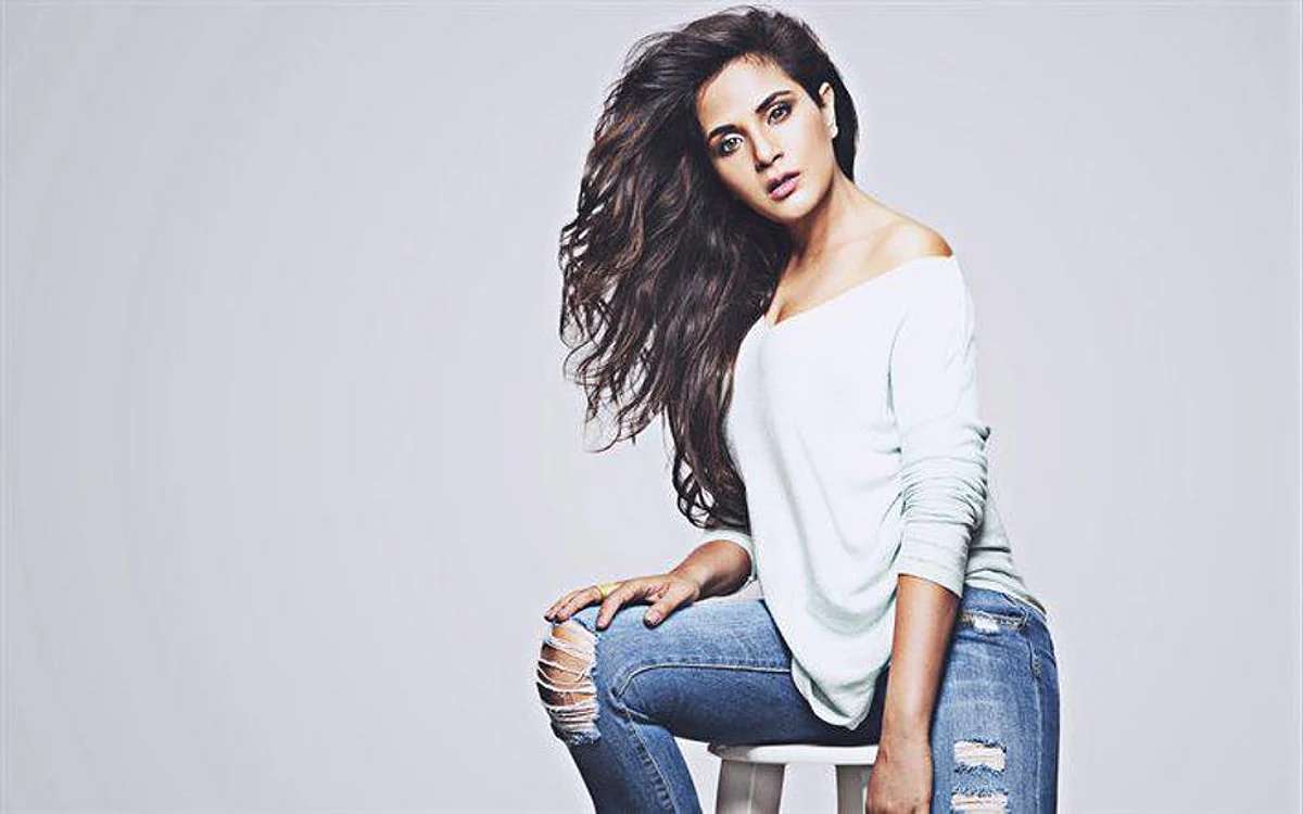 Richa Chadha Pleased to see Volunteers Working for Elderly Amid Pandemic