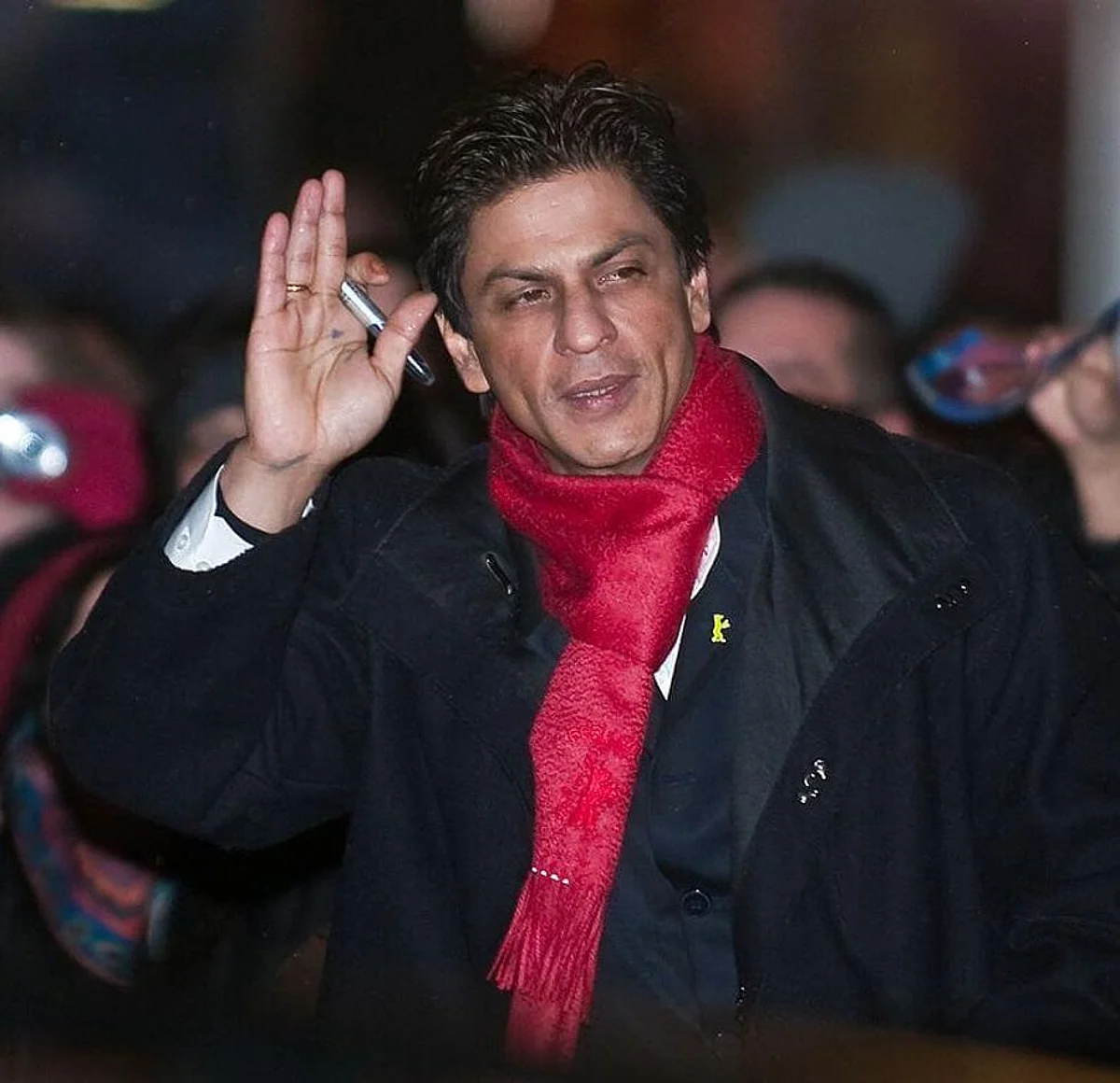 Everyone Give Yourself a Self Hug: SRK’s Witty Suggestion on Eid