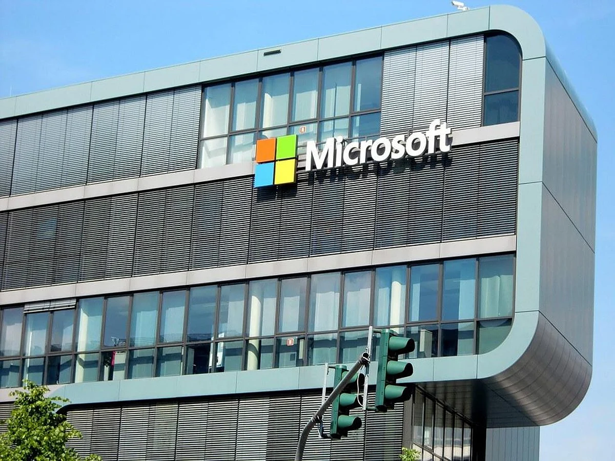 Microsoft Reveals Plans to Turn Smartphone into Hand-Held Xbox