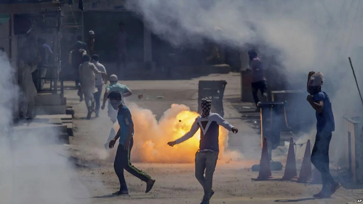 New Bloodshed in Troubled Kashmir: Two soldiers, Two Rebels Killed in Separate Armed Clashes