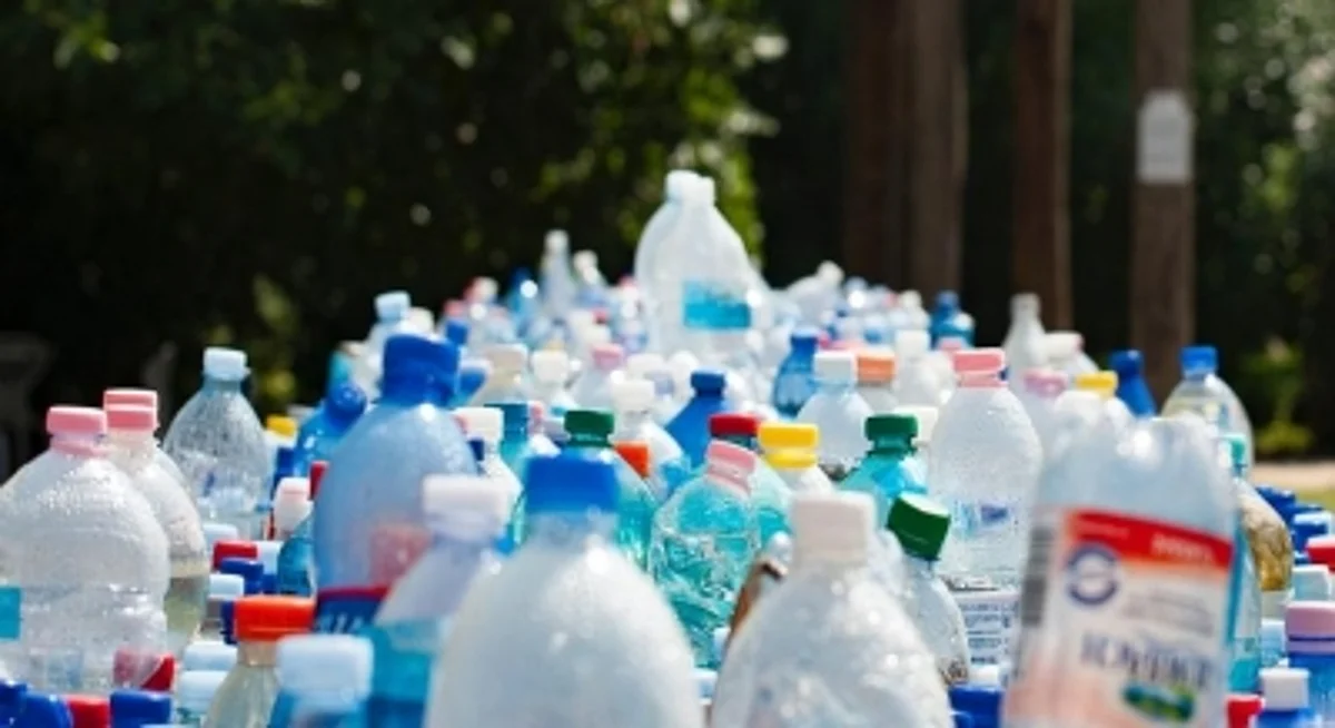 Plastic Bottles को Recycle करके कैसे बनते हैं कपड़े