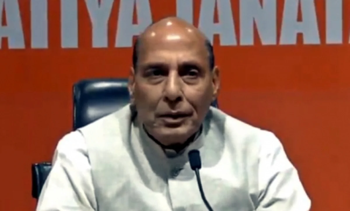 रक्षा मंत्री Rajnath Singh ने तीव्रगति की 12 रक्षक नौकाएं Vietnam को सौंपीं