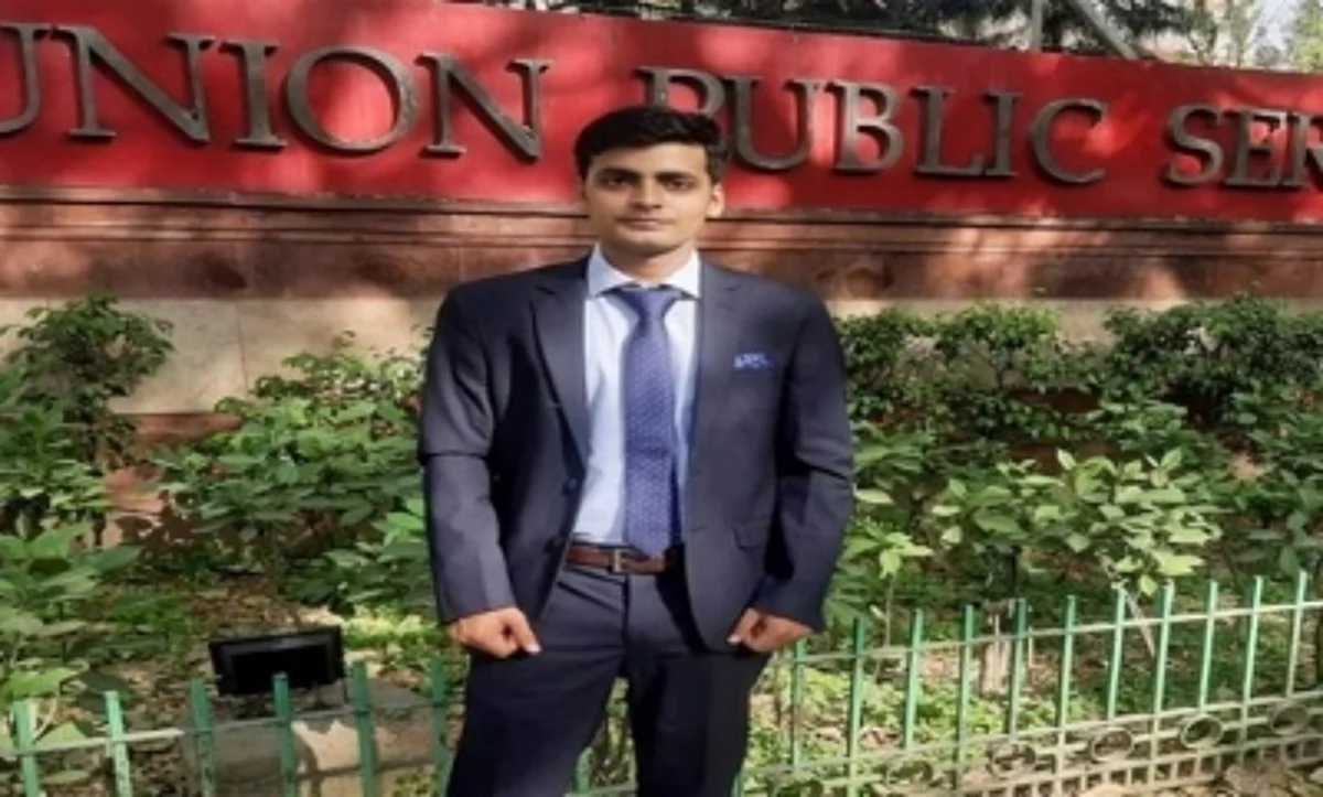 UPSC के 'मुन्ना भाई' ने मुख्यमंत्री के हाथों लिया सम्मान