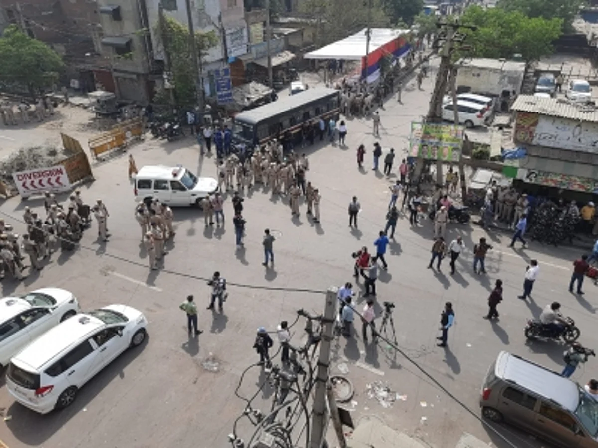 Jahangirpuri Violence : वांछित आरोपी की गिरफ्तारी पर लोगो ने किया पुलिस पर पथराव