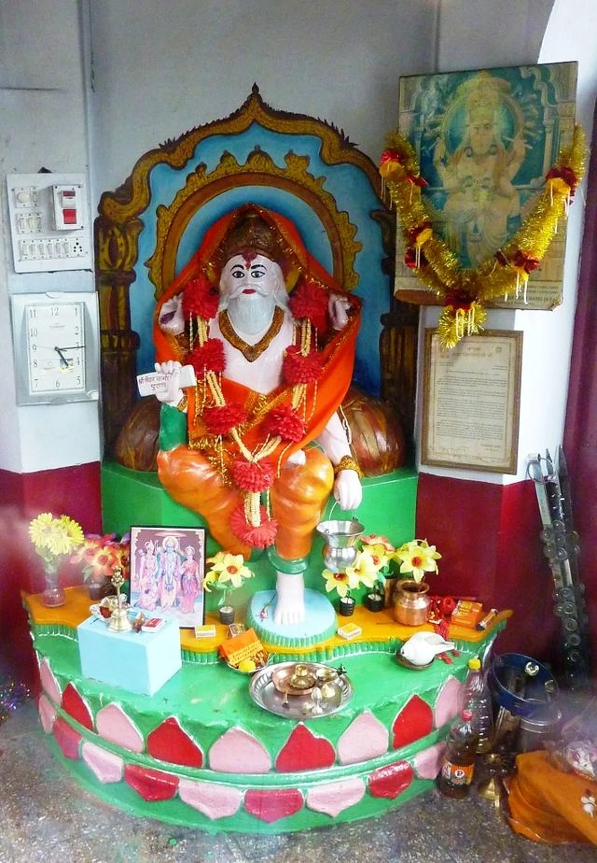भगवान विश्वकर्मा को दुनिया के निर्माता और निपुण वास्तुकार के रूप में जाना जाता है ।