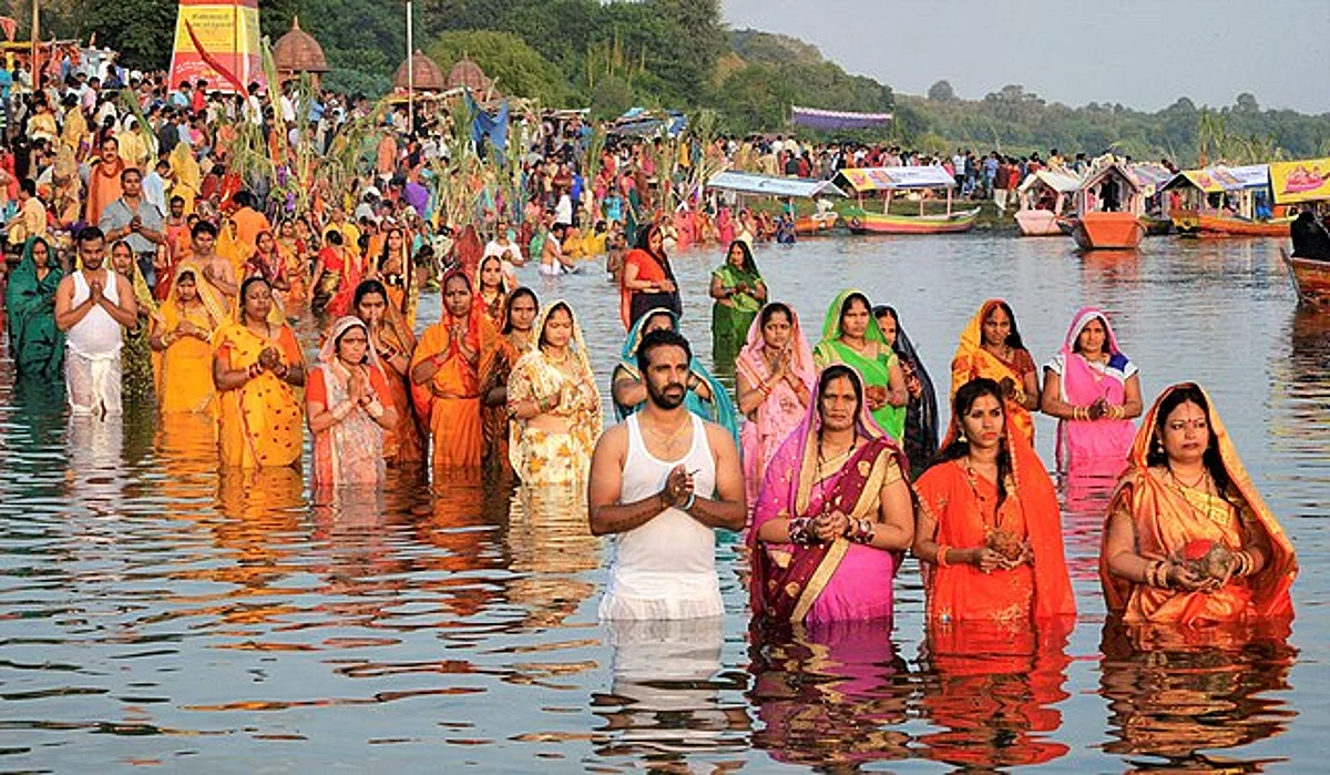 छठ पूजा करते छठ व्रतियों का तस्वीर