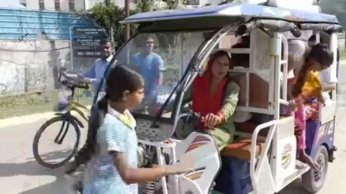 महिला ई-रिक्शा चालक